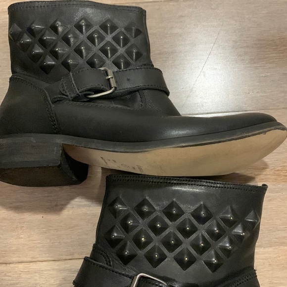 𝅺Shoestock ankle black leather boot with buckle and zipper  size 6 gently used. - Picture 15 of 15